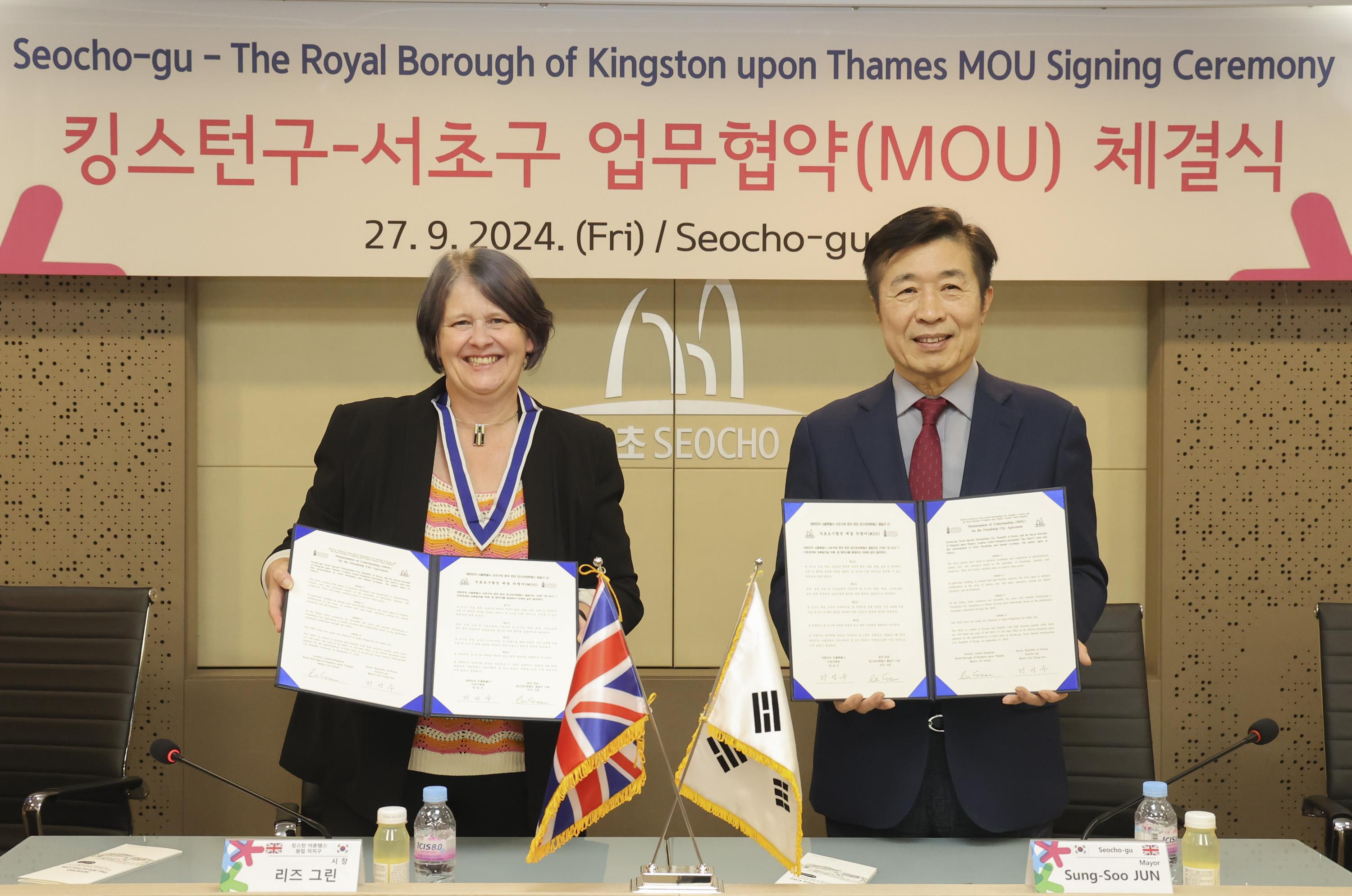 Mayor of Kingston Cllr Liz Green with Mayor of Seocho-gu Jun Sung-soo